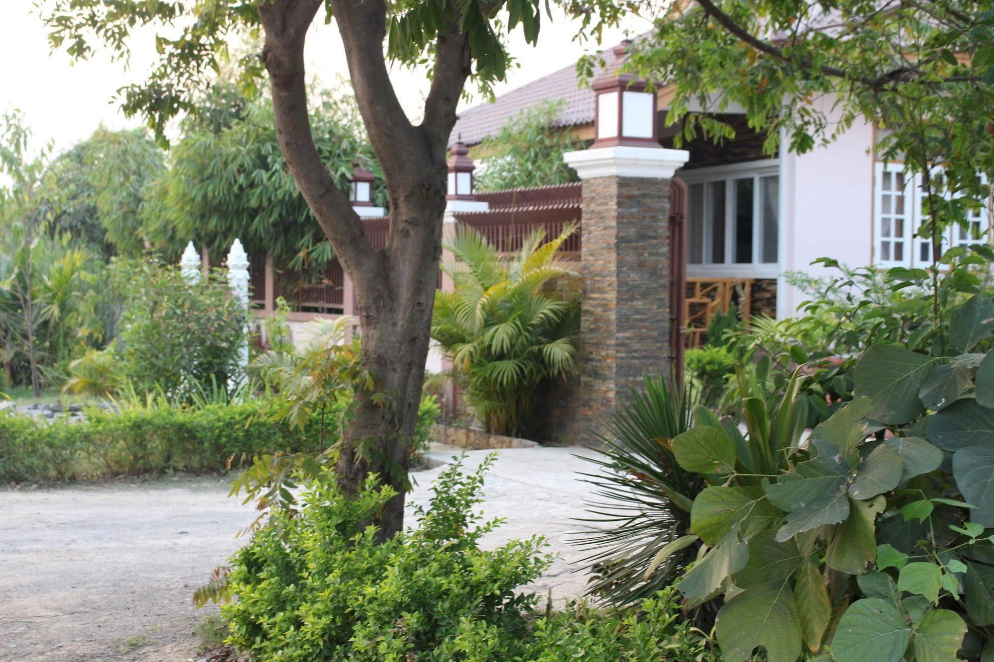 Inle Lotus Hotel Nyaung Shwe Extérieur photo